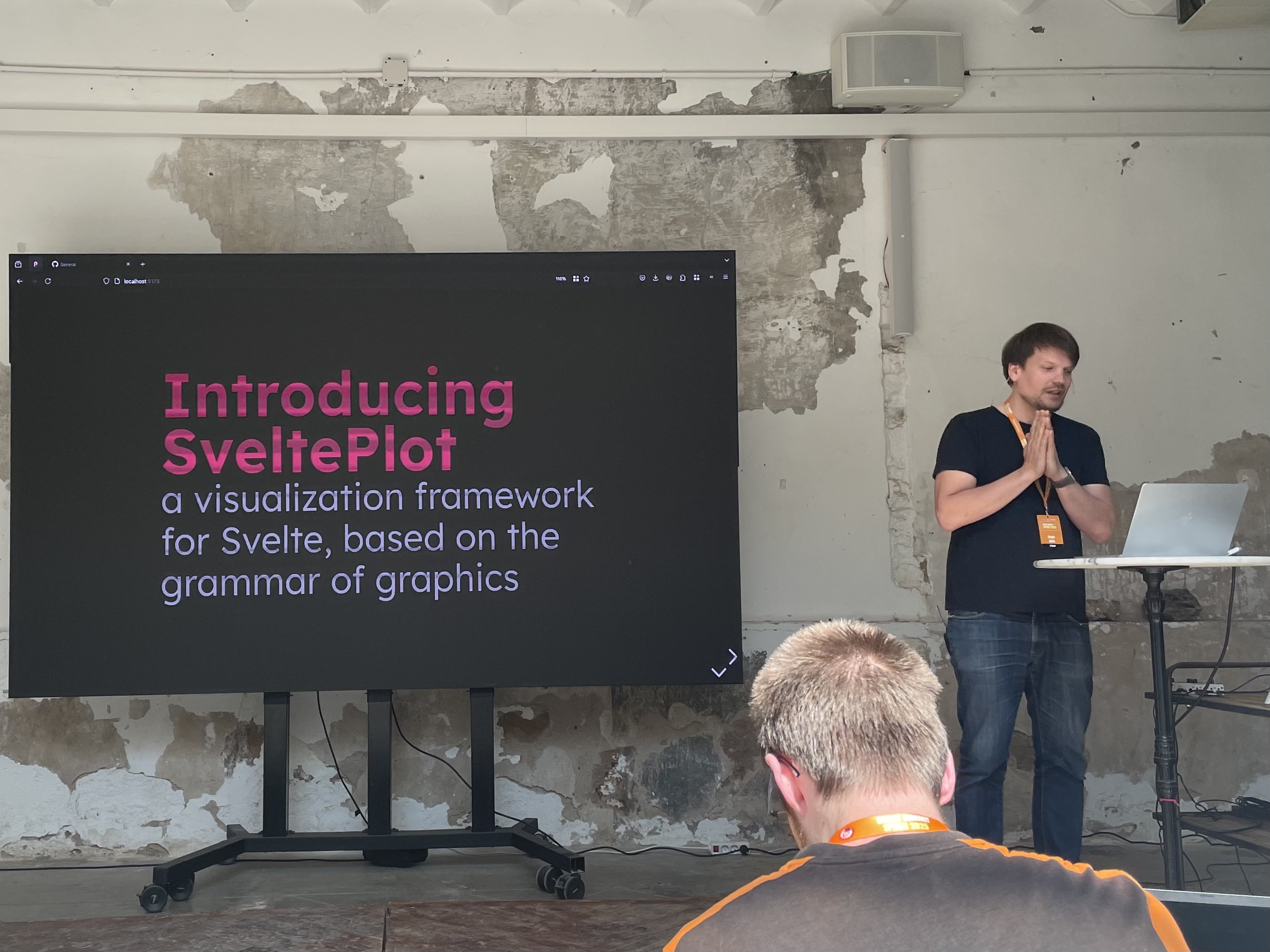 Photo of Gregor Aisch officially launching SveltePlot at the Svelte Summit 2025